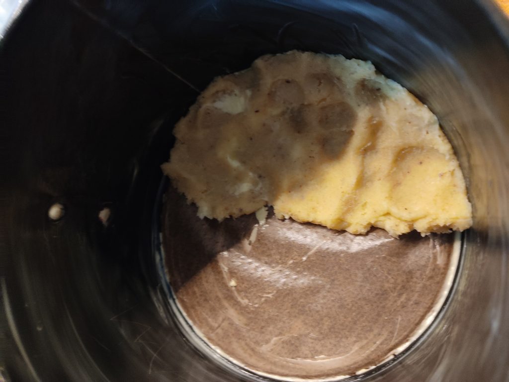 Teig in Käsekuchenform drücken