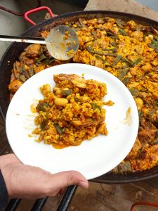 Paella - Angerichtet auf einem Teller