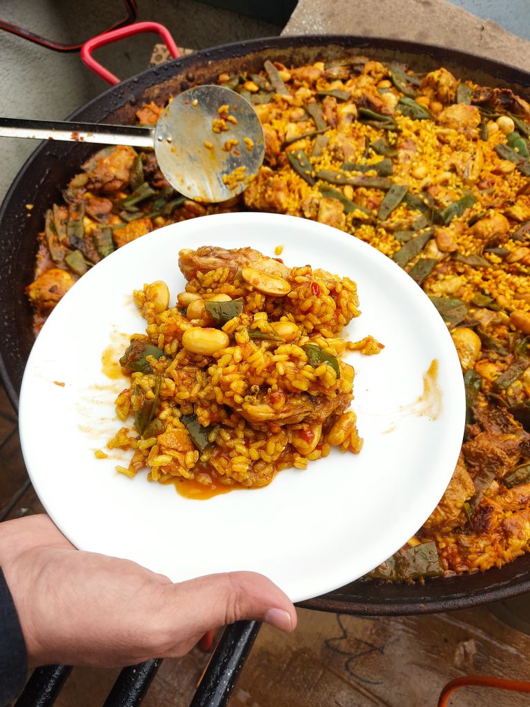 Paella - Angerichtet auf einem Teller