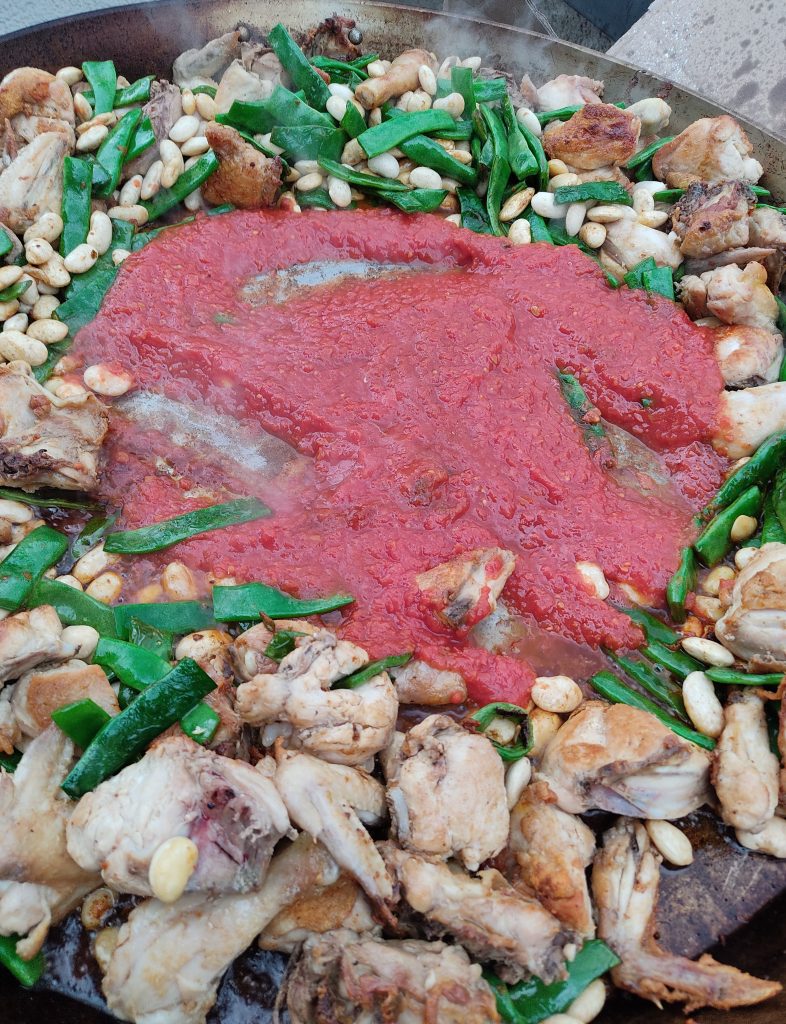 Paella - Tomaten hinzufügen