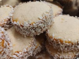 Alfajores gebacken und Rand mit Kokosflocken