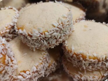 Alfajores gebacken und Rand mit Kokosflocken