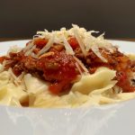 fertige Pasta Bolognese auf dem Teller