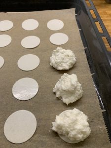 Kokosmakronen auf Blech vor Backen