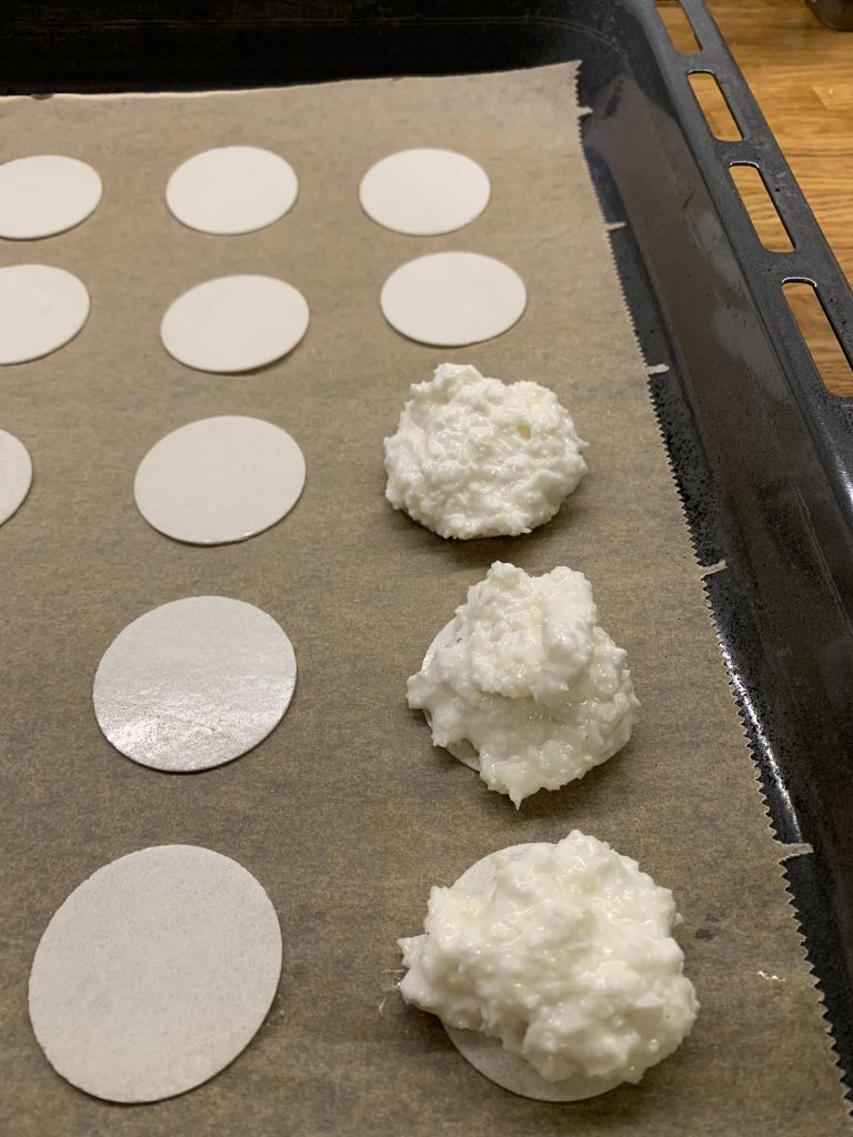 Kokosmakronen auf Blech vor Backen