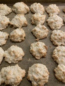 Kokosmakronen auf Blech fertig