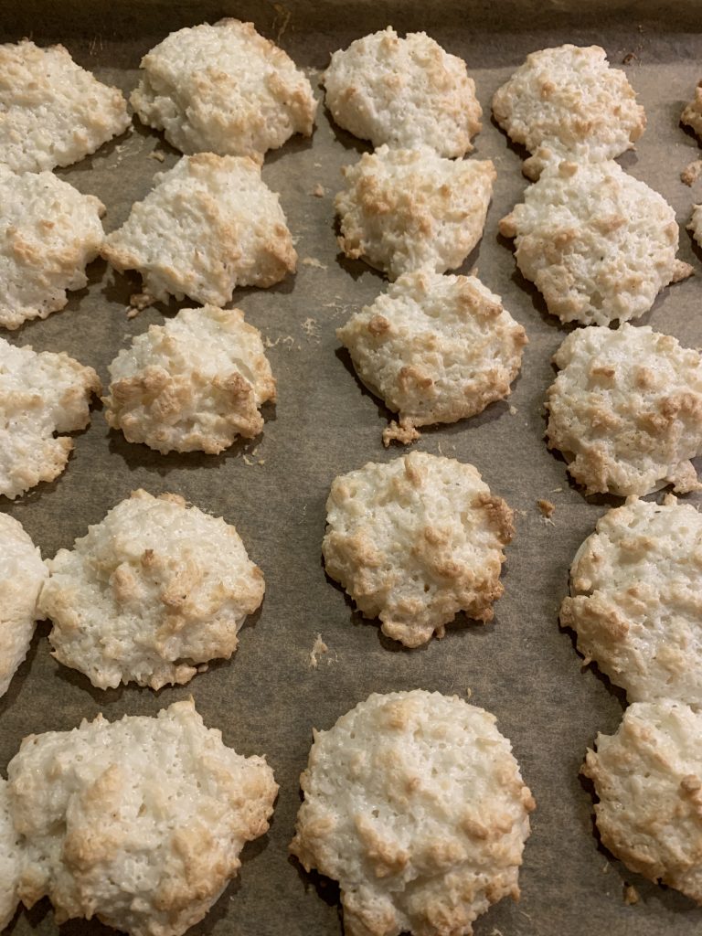 Kokosmakronen auf Blech fertig