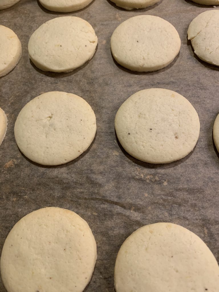 Alfajores auf dem Blech nach dem Backen