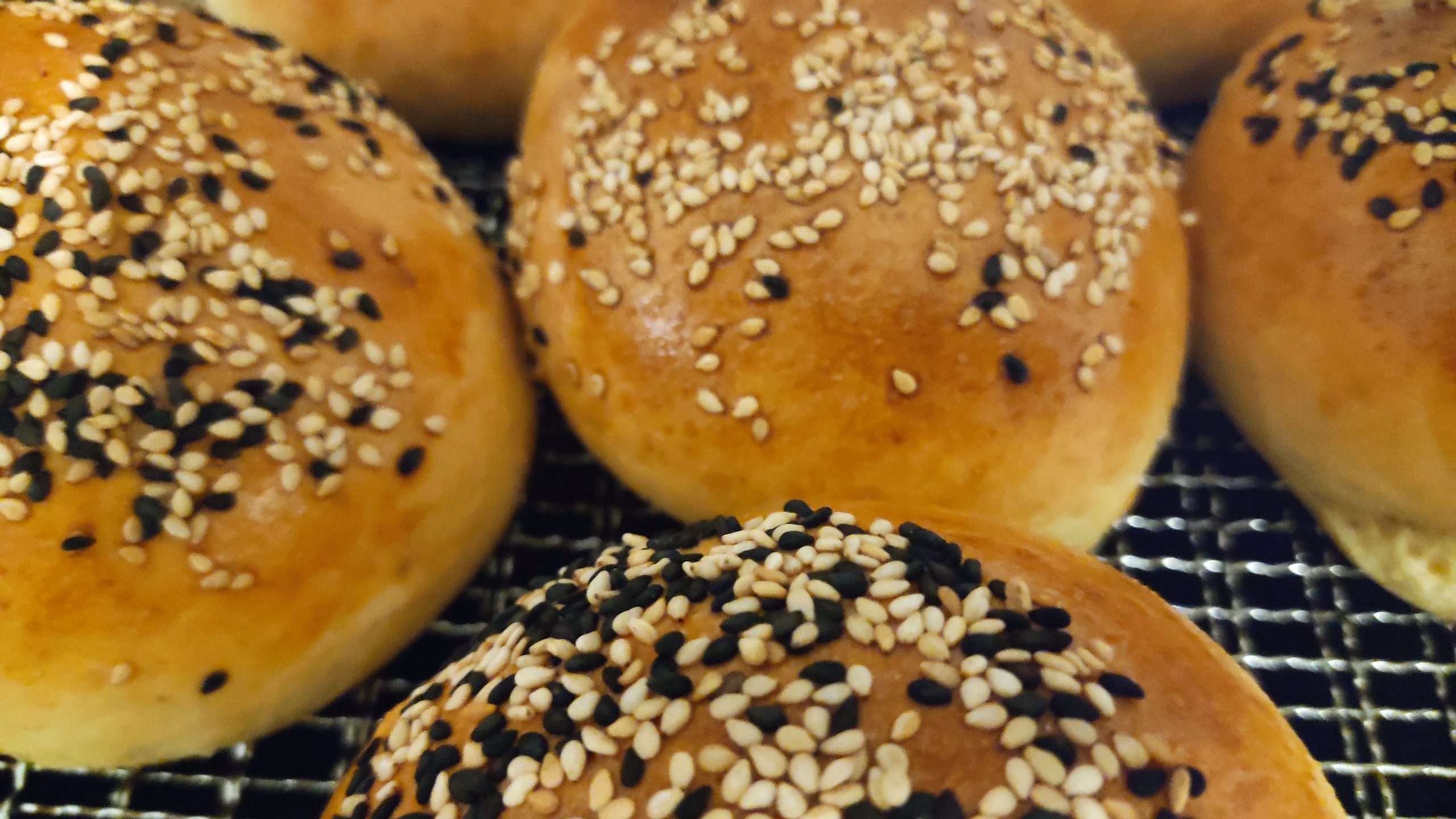 Burger-Bun mit Sesam