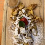 kaiserschmarrn auf dem Brett mit Apfelmus