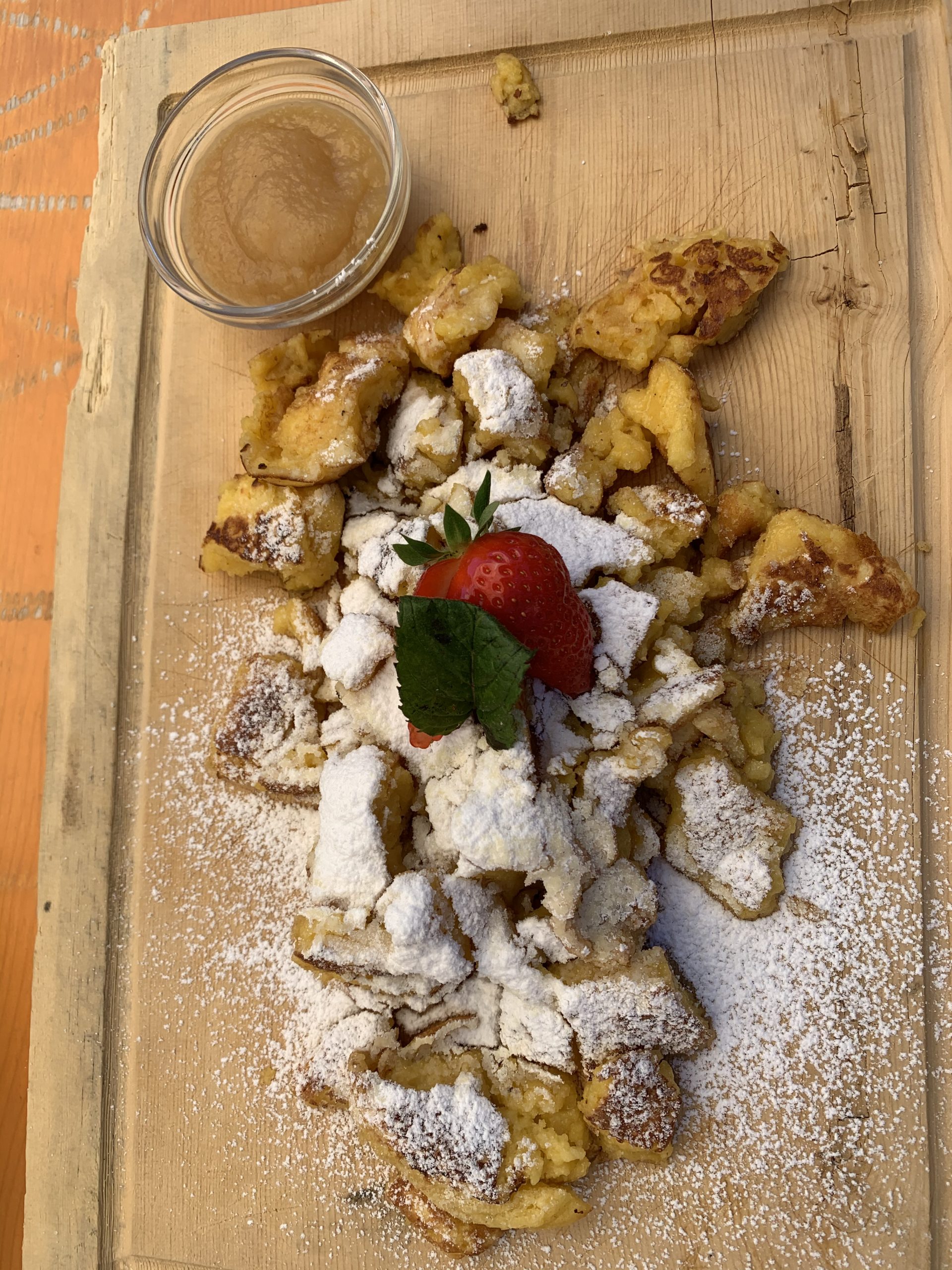 kaiserschmarrn auf dem Brett mit Apfelmus
